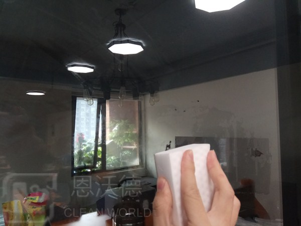 玻璃上的污漬怎用什么去除呢？玻璃上有水垢怎么辦？
